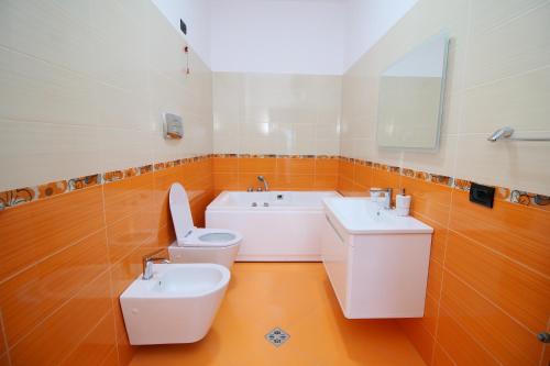 a bathroom with two sinks and a toilet at The Blue House in Široka