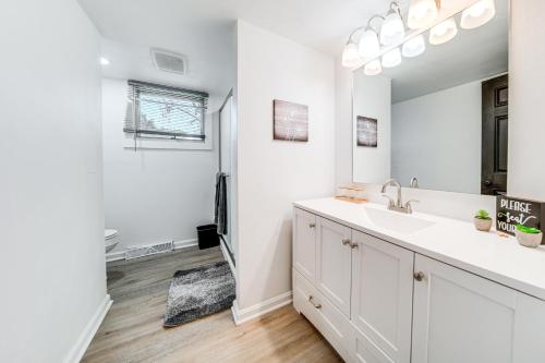 Ένα μπάνιο στο Home Less Than 1 Mi to Lake Erie and Shades Beach Park!