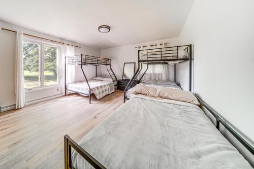 Ένα ή περισσότερα κρεβάτια σε δωμάτιο στο Home Less Than 1 Mi to Lake Erie and Shades Beach Park!