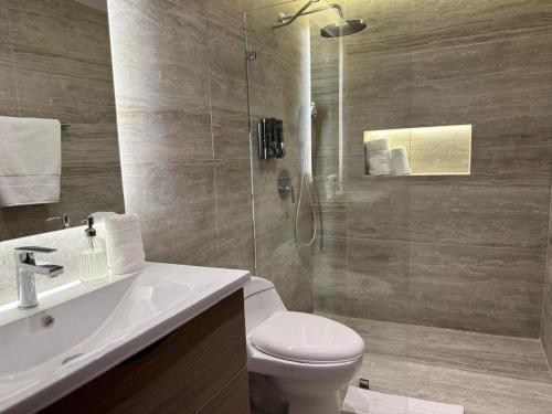 a bathroom with a shower and a toilet and a sink at Caonabo35 Santo Domingo 207 in Santo Domingo