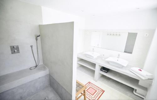 a bathroom with two sinks and a mirror at Villa Jasmin & Bungalow Pool House 4 étoiles - 18 voyageurs in Le Tampon