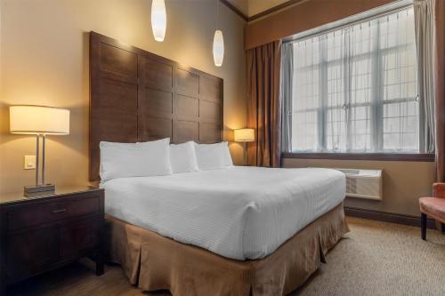 Ένα ή περισσότερα κρεβάτια σε δωμάτιο στο Best Western Parkway Inn & Conference Centre