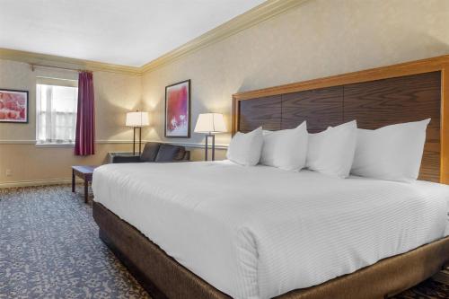 Ένα ή περισσότερα κρεβάτια σε δωμάτιο στο Best Western Parkway Inn & Conference Centre