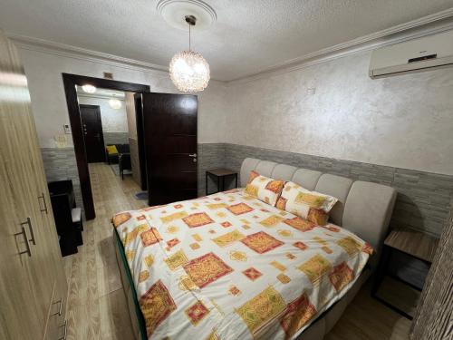 ein Schlafzimmer mit einem Bett und ein Zimmer mit einem Flur in der Unterkunft Central affordable studio in Amman