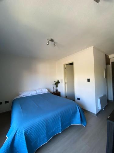 - une chambre avec un lit bleu dans l'établissement Dpto homestudio conce centro, à Concepción