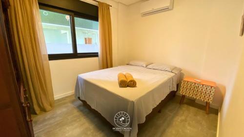 En eller flere senge i et værelse på Apartamentos de Temporada Casa Carmel