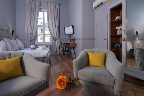 a living room with two chairs and a couch at Hotel Lungarno Vespucci 50 in Florence