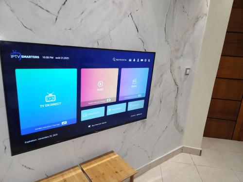 Una televisión o centro de entretenimiento en E1G Meublé 1CH