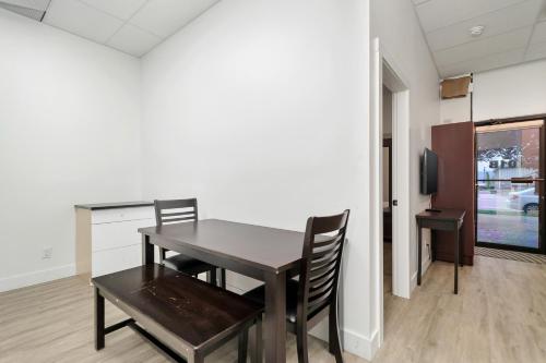 a dining room with a table and chairs at 1BR Lakeside Getaway on Harrison Lake in Harrison Hot Springs