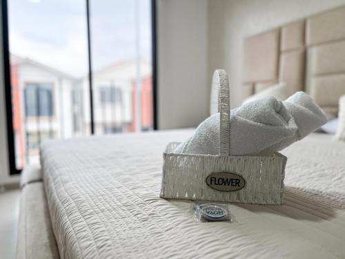 a box of towels sitting on top of a bed at Casa con Piscina Privada, Asadero Bbq y 4 cuartos en Guayaquil in Guayaquil