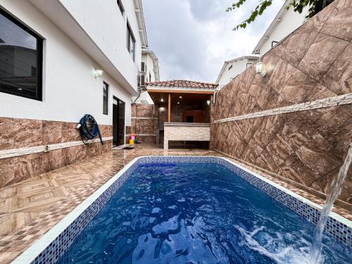 a swimming pool in the backyard of a house at Casa con Piscina Privada, Asadero Bbq y 4 cuartos en Guayaquil in Guayaquil