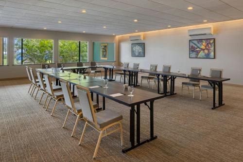 a conference room with a long table and chairs at Courtyard by Marriott King Kamehameha's Kona Beach Hotel in Kailua-Kona
