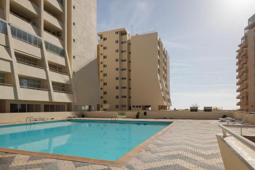 Apartamento a 50 metros da Praia com Piscina e Estacionamento