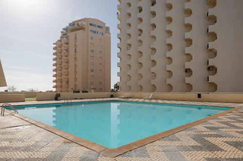 Apartamento a 50 metros da Praia com Piscina e Estacionamento