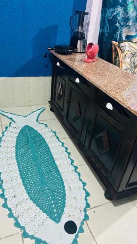 Un mostrador de baño con un pez pintado en el suelo. en Pousada Mar e Sol, en Peruíbe