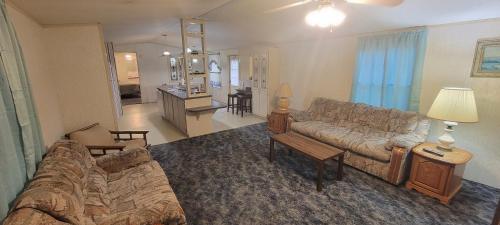 Posezení v ubytování Anchor Inn Marina and Resort