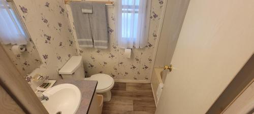 Koupelna v ubytování Anchor Inn Marina and Resort