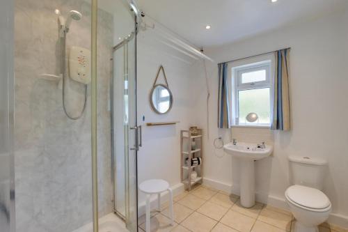 une salle de bains avec douche, toilettes et lavabo dans l'établissement Ty Gwyn, à Llanbedrog