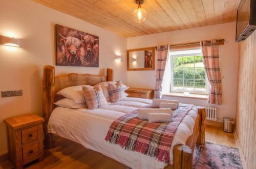 Postel nebo postele na pokoji v ubytování Bedlwyn Coch Farm