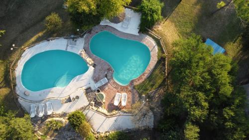 an overhead view of a swimming pool in a yard at Posada de Nono in Nono