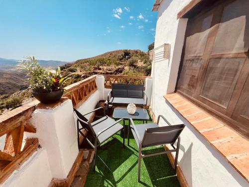a balcony with a table and chairs and a view at Casita de Mia in Golco