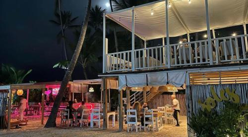 Ein Restaurant oder anderes Speiselokal in der Unterkunft OLAS DE LOS CORALES - SUITES and VILLAS - free wifi, great location 