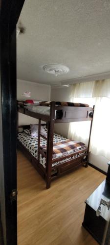 a bedroom with two bunk beds in a room at Apto Duplex Familias Numerosas Centro Pasto in Pasto