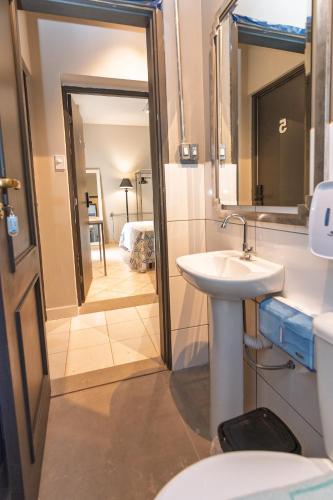 a bathroom with a sink and a mirror at K3 RESIDENCE Cozinha Compartilhada in Campinas