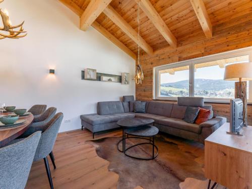 a living room with a couch and a table at Chalet Kolibri in Sankt Lambrecht