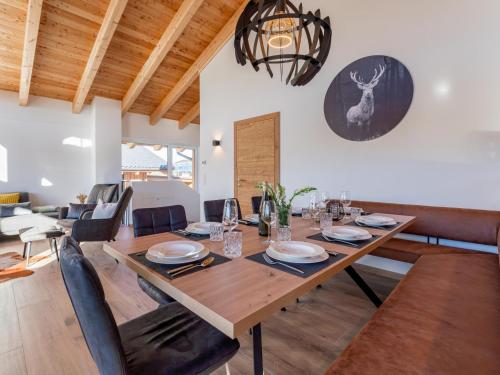 a dining room with a wooden table and chairs at Grebenzen Lodge Prinz in Sankt Lambrecht