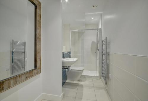 Ένα μπάνιο στο 5 Byron Apartments