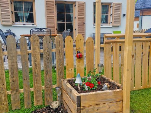a wooden fence with a flower garden in a wooden box at Ebersberger in Donnersbachwald