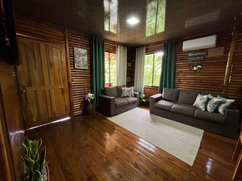 Ruang duduk di Cabin in the wood