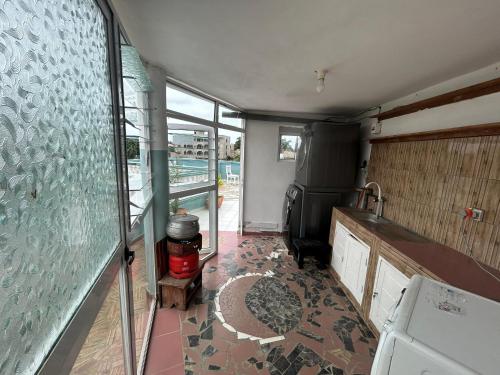 Una cocina o zona de cocina en Alifa tankpè calavi 3 CH