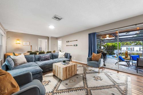 una sala de estar con un sofá y una mesa en Canal views featuring indoor pool, en Fort Lauderdale