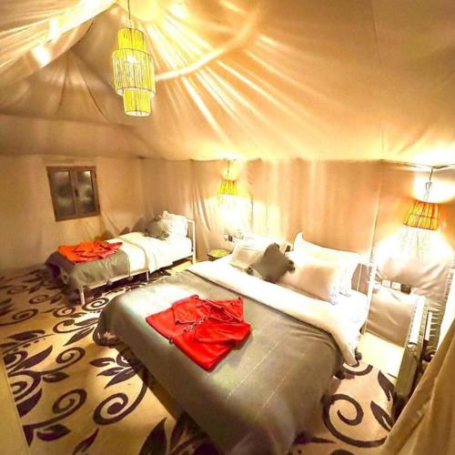 Postel nebo postele na pokoji v ubytování Aurum Dunes Luxury Camp