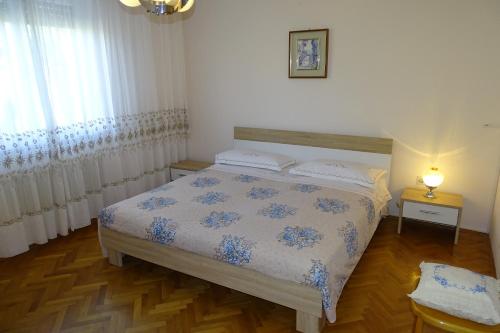 una camera con letto in una stanza con tende di Apartment Parenzana Bibali 65 A 52460-Buje a Buje