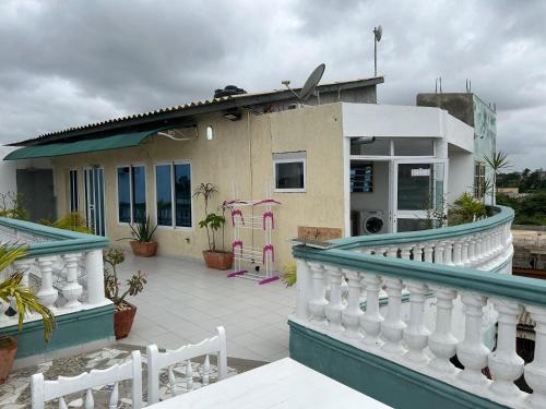 Casa con barandilla blanca y balcón en Alifa tankpè calavi 3 CH, en Abomey-Calavi
