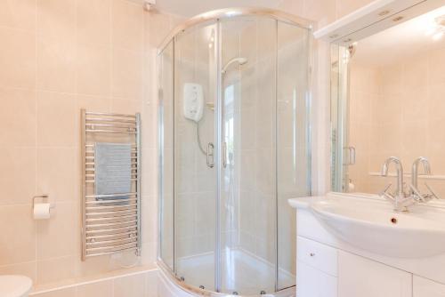 un baño con ducha y lavabo en Flat 11 Clifton Court, en Croyde