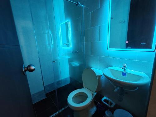 a bathroom with a white toilet and a sink at Acogedor & Exclusivo ApartaSuite cerca al centro comercial viva, unicentro y Uptc in Tunja