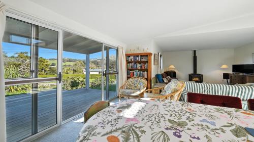 Ruang duduk di Maison Pierre Rouge - Duvauchelle Holiday Home
