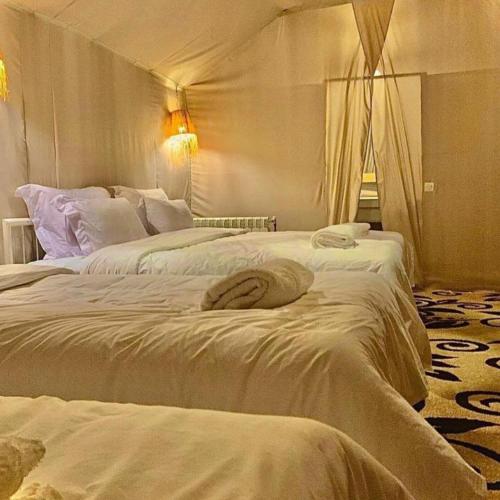 Postel nebo postele na pokoji v ubytování Aurum Dunes Luxury Camp