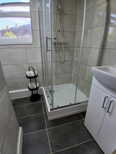 Ванная комната в PREISTLEY HOUSE- CONTRACTORS ACCOMMODATION Entire 4 Bedroom House with free parking and up to 8 sleep- NO PARTIES ALLOWED