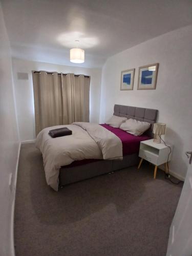 Кровать или кровати в номере PREISTLEY HOUSE- CONTRACTORS ACCOMMODATION Entire 4 Bedroom House with free parking and up to 8 sleep- NO PARTIES ALLOWED