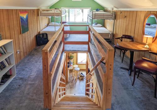 a bunk bed in a tiny house at Jackass Hostel in North Fork