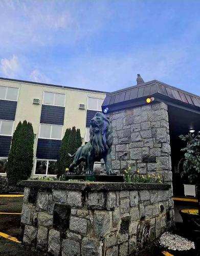 ポート・アルバーニにあるMarina Hotelの建物前獅子像