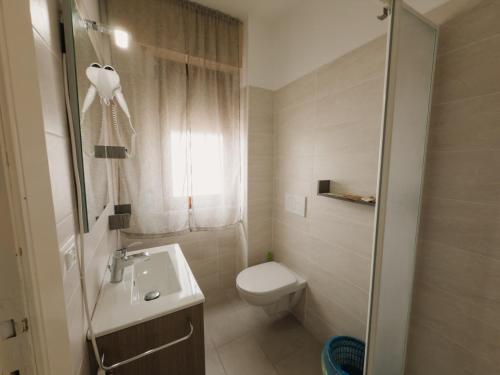 a small bathroom with a toilet and a sink at Il Castello di Perano in Perano