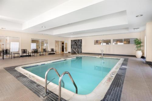 a large pool with blue water in a building at Best Western Bar Harbour Inn in Massapequa Park