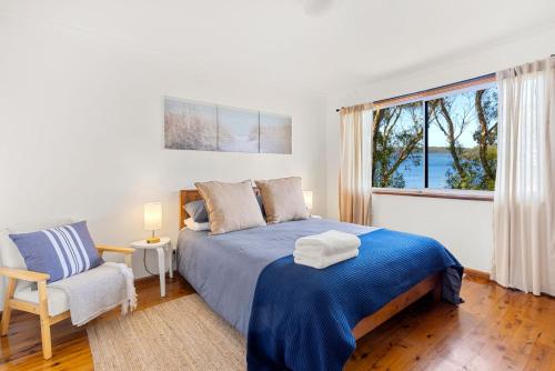 Ένα ή περισσότερα κρεβάτια σε δωμάτιο στο Lake House - Pet Friendly - Waterfront