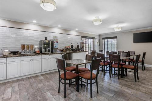 Kuchyň nebo kuchyňský kout v ubytování Best Western Brady Inn